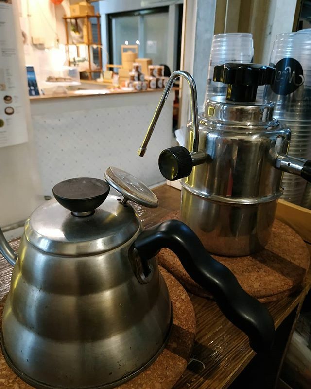 KopiWaton's tweet photo. Sama isi, Beda fungsi

Sekian.
"Alon-Alon Asal ke Waton"
@pasarsanta lantai paling atas, blok BKS 86
Go-Food : Kopi Waton, Pasar Santa
Go-Food : Kopi Waton, Petukangan Selatan
.
.
.
#kopiwaton #kedaikopijakarta #jakartacoffeeshop #indonesiancoffee #coffe… https://t.co/TdVUyyL6Ju https://t.co/DrRH3XbAW4