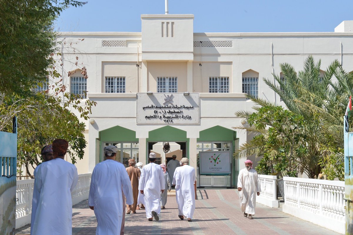 OmanEPress's tweet photo. #انتخابات_مجلس_الشورى لـ #ولاية_ينقل بمدرسة الرشاد تصوير: #فيصل_البلوشي 
#جريدة_عمان https://t.co/XnWZqdOrgd