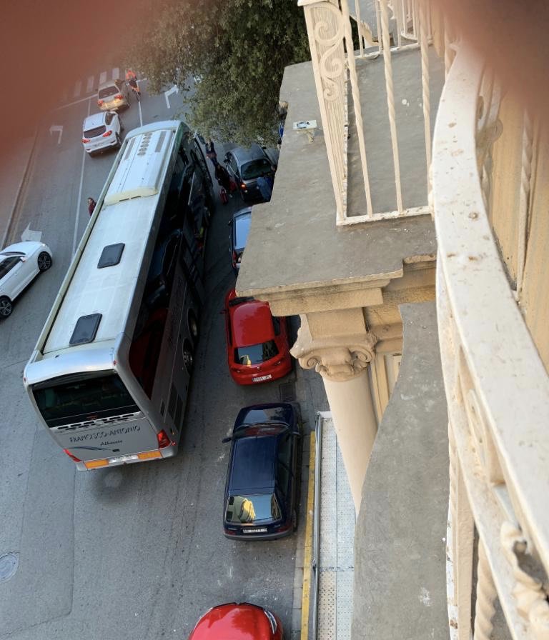 Sábado 7.30 de la mañana. Puerta del Gran Hotel. 
Andamio, contenedor de obra y ahora la nueva estación de autobuses de Albacete. @policiaalbacete <a href="/albacete/">albacete</a> <a href="/Vicente_Casan/">Vicente Casañ</a> <a href="/emiliosaezcruz/">Emilio Sáez Cruz</a> 
¿Hasta cuándo vamos a tener que aguantar esto?