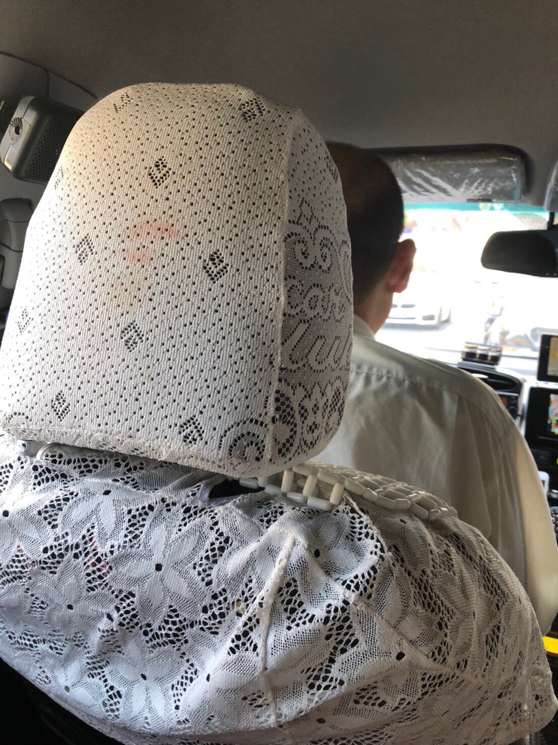 戌一 いぬいち 台北市内のタクシーにて 妻 運転が荒いから後部座席でも絶対シートベルトは締めた方がいいよ 私 すぐそこやから大丈夫やろ と言ってふと前を見ると 以前他の乗客が顔面から激突したであろう痕跡を発見 ダメやん T Co