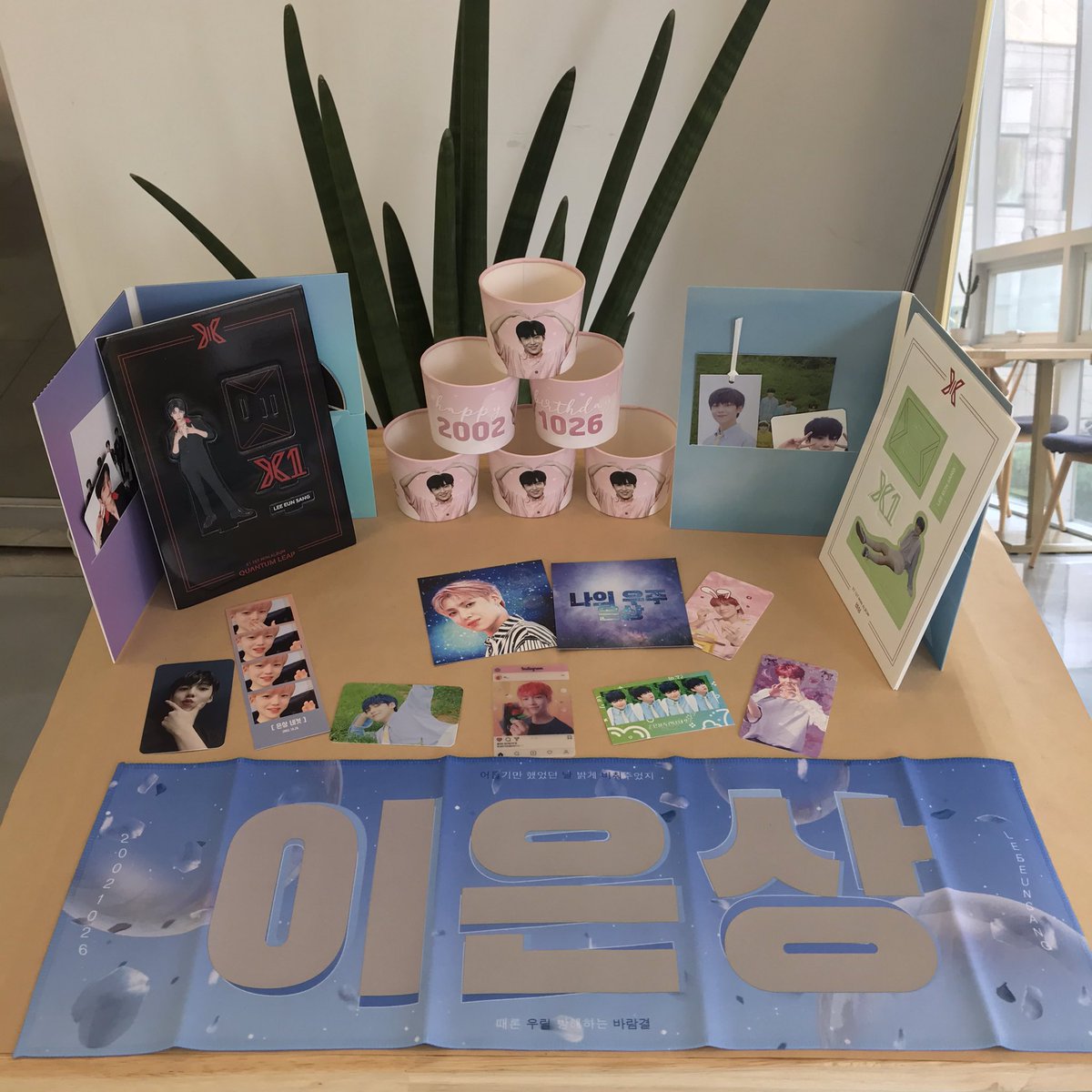 miracle_eunsang's tweet photo. 🎂191026 happy eunsangday_로얄마카롱🎂
귀여운 은상꼬끄와 함께하는 로얄마카롱! 아까워서 아직 하나도 못 뜯었지만 하나가 부셔져따💧그치만 카페는 너무 예뻤고 컵홀더도 너무 귀여워서 눈호강하고 기분도 좋아졌다✨ 준비해주신 @X1_ES_20021026 님 사랑해요♥️#10월의_꽃_은상이의_생일을_축하해 https://t.co/FevvAC72j1
