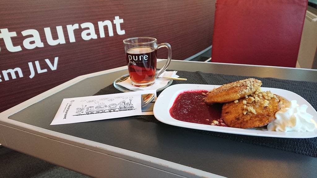 seeblickvomdach's tweet photo. Im Railjet nach #Prag direkt ins Restaurant @_DiningCar, zum Frühstück gibt es Pancakes. #Interrail #Alleinzeit https://t.co/PsQ11sFLt0