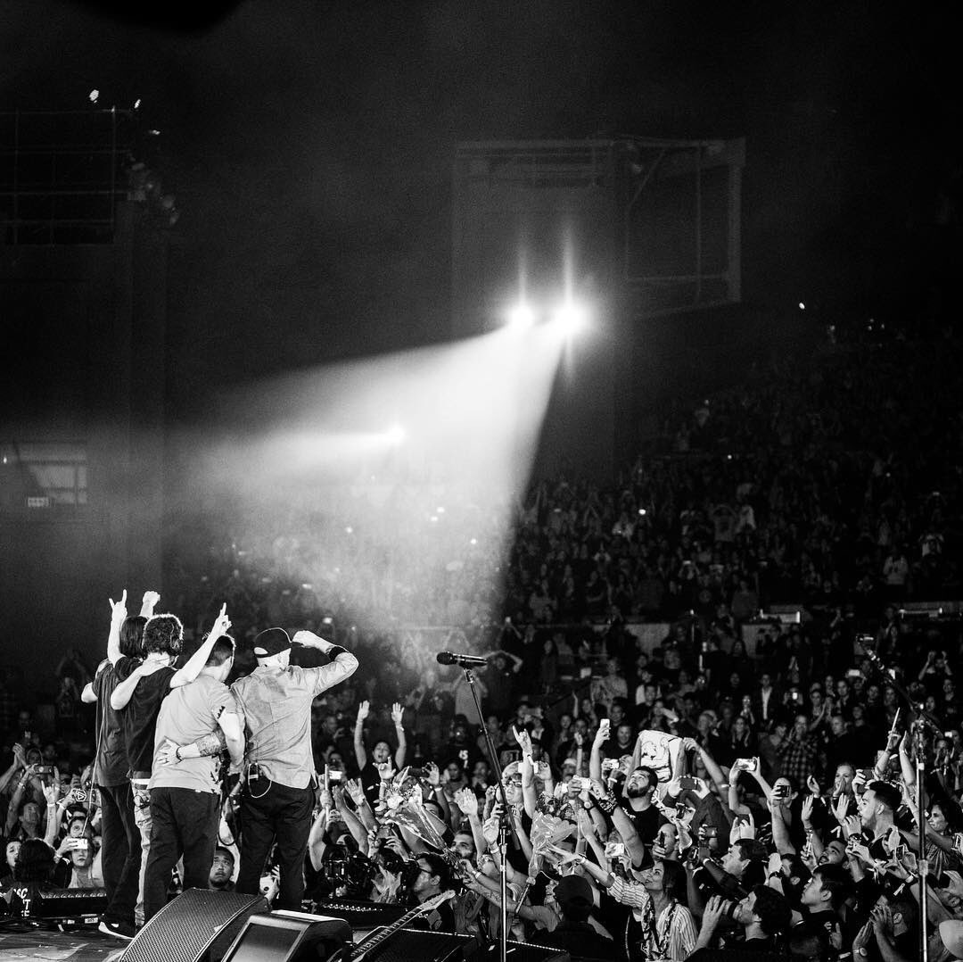 BroodingAnanas's tweet photo. 2 years ago, Linkin Park and Friends celebrated life in honor of Chester.
It took incredible strength and courage to go through that night and that show. Extremely grateful for these guys, love them forever❤️ https://t.co/aRrfEO3Sdf