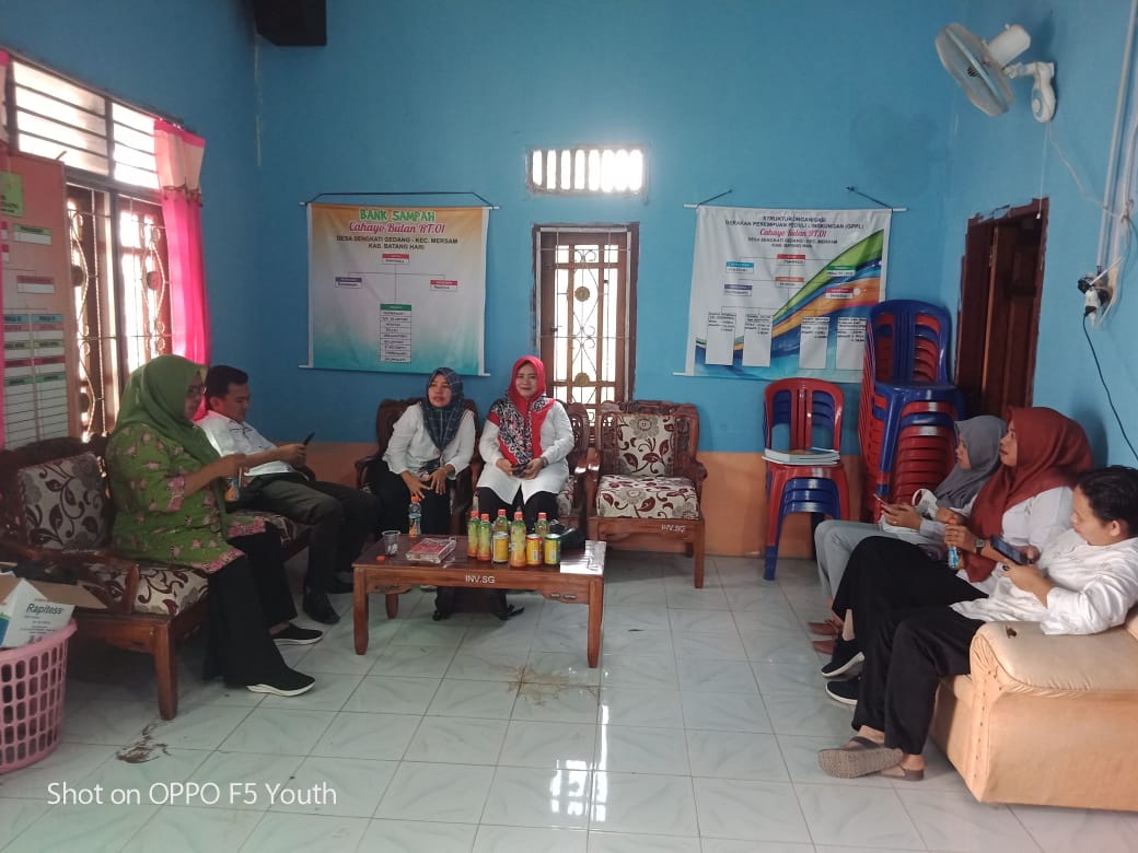 RAfrijon's tweet photo. Mendampingi kegiatan Pembinaan Administrasi Kantor Desa oleh Tim dari Kecamatan Mersam. https://t.co/MJlSJqEbUP