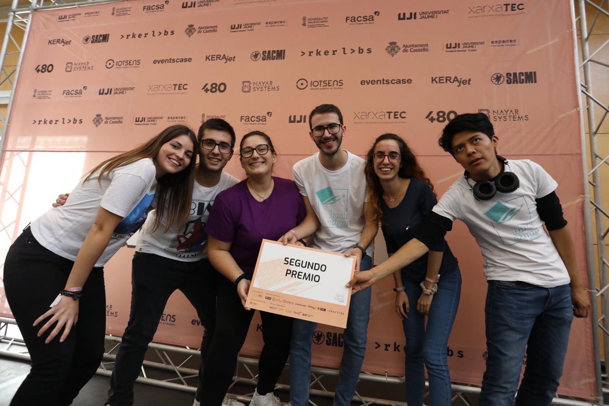 NayarSystems's tweet image. ¡¡Enhorabuena a los premiados!! Así como a todos los participantes de #HackathonCS19. 👏🏼👏🏼👏🏼 Deseando organizar una nueva edición 🙌🏼 #NayarSystems #maketheordinaryextraordinary #talento #innovación #SmartCities #IoT #hackers