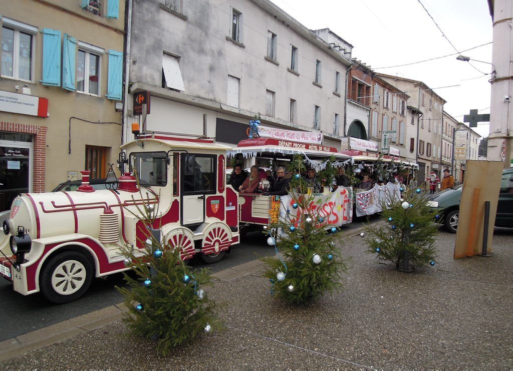 Parta_G's tweet image. Pour le bonheur de tous, nous aurons deux petits trains du Père Noël cette année ! 🚂🚃🚃🚃🚃🎅🎄
#Graulhet #petittrain #Noël #Escapade #Animations
apy.re/lH1jC