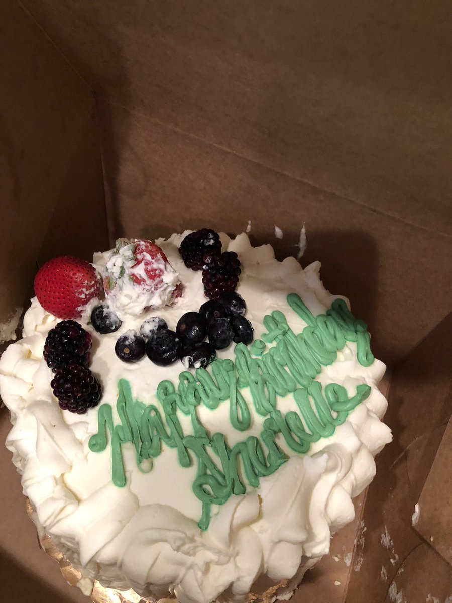 sguidry985's tweet image. My favorite cake! #Chapter43