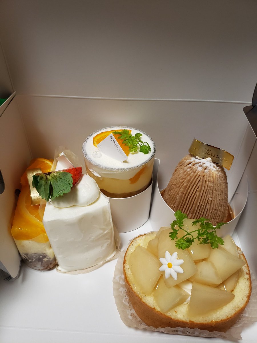 B J 誕生日の晩ごはんは好物の牡蠣フライとオムライスとケーキ オムライスは写真撮り忘れたけど 牡蠣フライは毎年揚げてもらってガッツリ食す 今年のケーキは中区鶴見町のグランクラシックのケーキを5つほど購入 各ケーキの甘みが適度で 食後でも