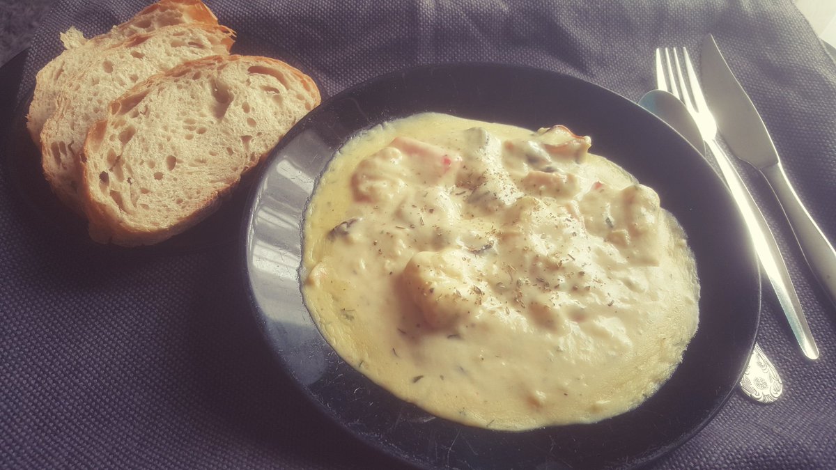 kermitthinking's tweet photo. Made me some seafood chowder with freshly baked Ciabatta. Who's up to taste? #Sundaymeals #gettinggoodatthis #SundayThoughts #seafoodchowder #ameteurchef @WOOLWORTHS_SA @JennyMorrisChef @MASTERCHEFonFOX https://t.co/6erZTxLMwv