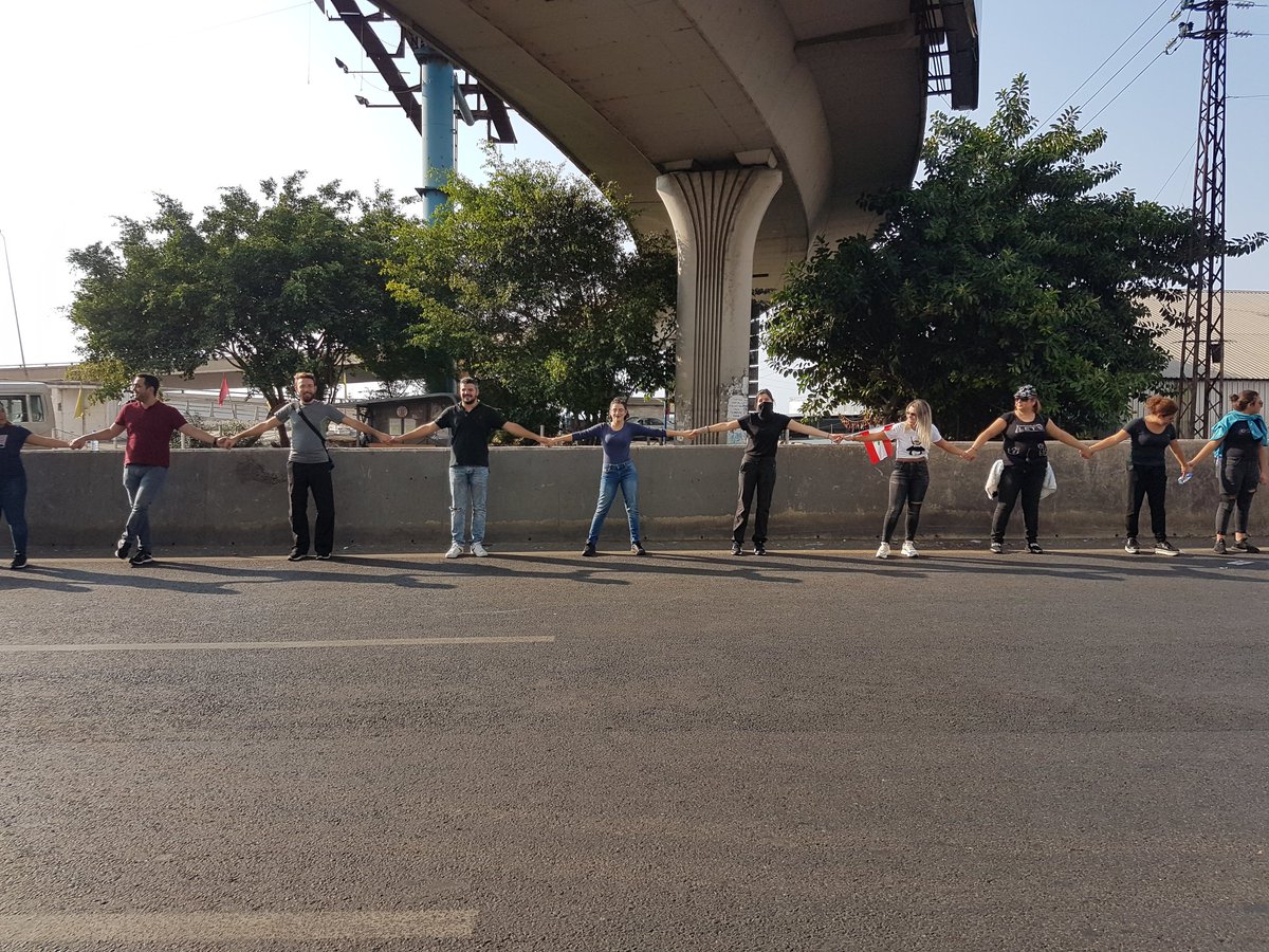 Kh4Khoury's tweet photo. #humanchain #ูุจูุงู__ููุชูุถ #ููู_ูุนูู_ููู #zoukmosbeh @LBCI_NEWS @LbciLebanon https://t.co/JD9ruPhXqv