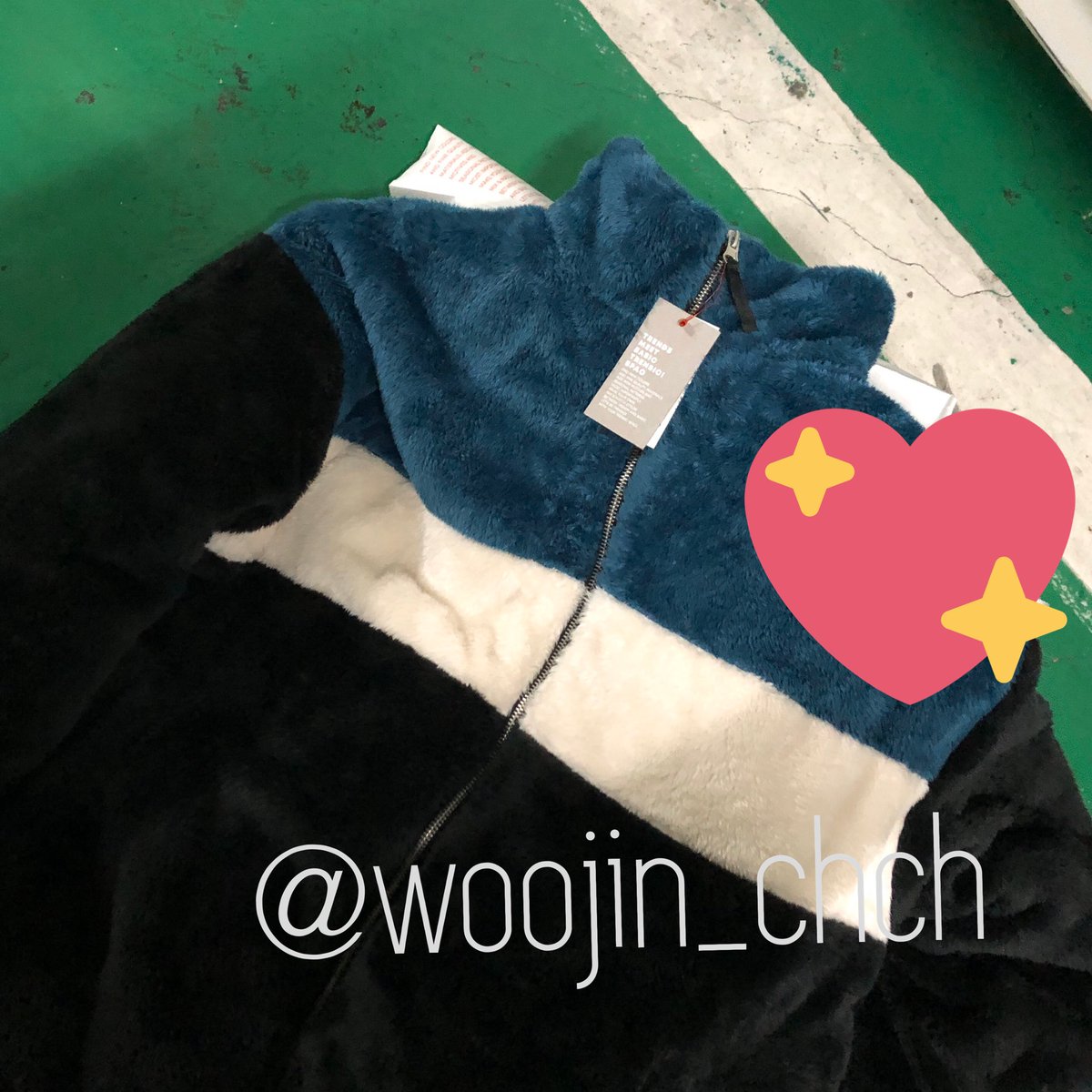 woojin_chch's tweet photo. 우진이 선물 인증이라니!!!!!!!! ❤️❤️❤️
븨앱 못보고 있다가 ㅠㅠ 친구의 다급한 연락에 차세웠는데 !!!!!! 예판팬싸 때 선물한 플리스 입어준 우진이ㅠㅠ 엉엉 추워서 입었다고 ㅠㅠ 팬싸가기 전에 급하게 사느라 주차장에 종이백 깔고 겨우 사진찍고 들어갔는데 ㅠㅠ 입어줘서 고마워 우진아 💕 https://t.co/WyxvexTeS8