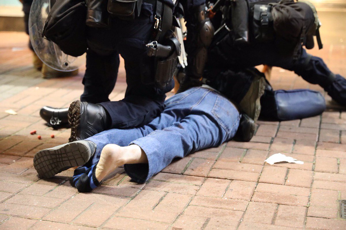 _Fabyanchuk's tweet photo. #HongKong Police pressed an elderly onto the ground with excessive force. Not sure whether he was arrested or not. Anyhow, the police should never use excessive force, esp. to the vulnerabilities.

Photos via telegram
#PoliceState #HongKongProtests #PoliceBrutality https://t.co/gNno9536L7