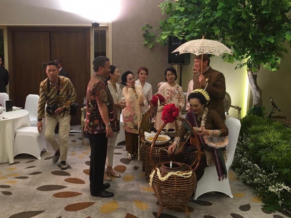 PrasetyoEdi_'s tweet photo. Hari ini, saya bersama ibu Novie hadir pada Mitoni Syukuran tujuh bulanan kehamilan mba Puput Nastiti Devi, istri sahabat saya Bapak @basuki_btp.
#mitoni #syukuran https://t.co/bwtkuf0J81