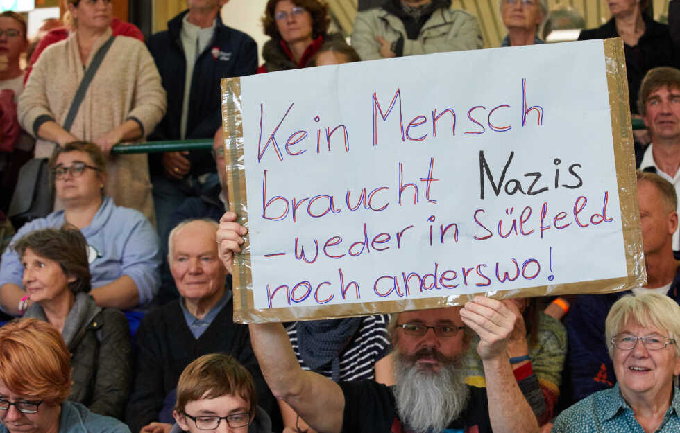 Hunderte setzen vor Handballspiel Zeichen gegen Nazi-Übergriffe. #Sülfeld tag24.de/nachrichten/ar…