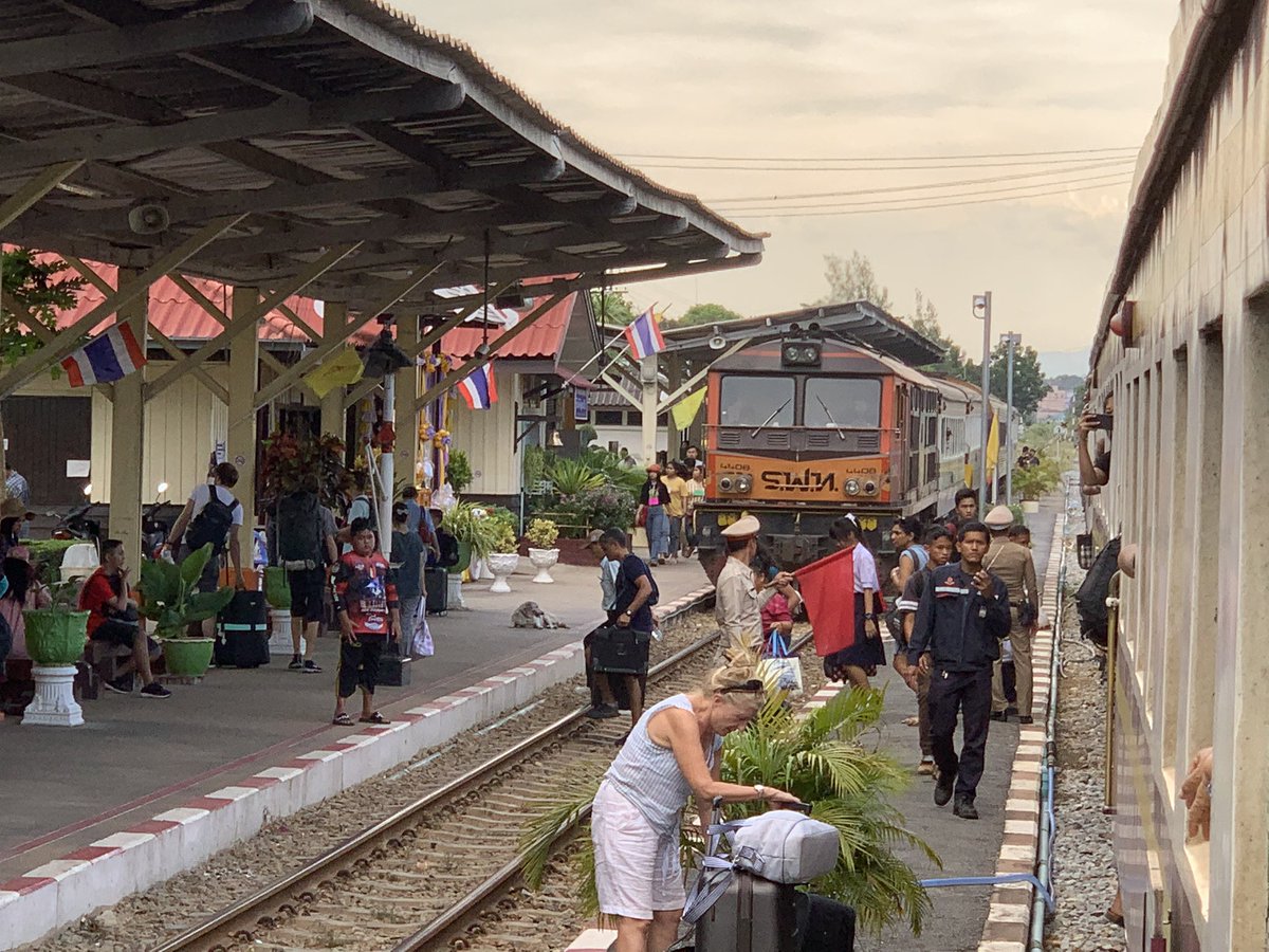 At Kanchanaburi. Many people got down. &ndash; bei  สถานีรถไฟกาญจนบุรี (Kanchanaburi) SRT4057