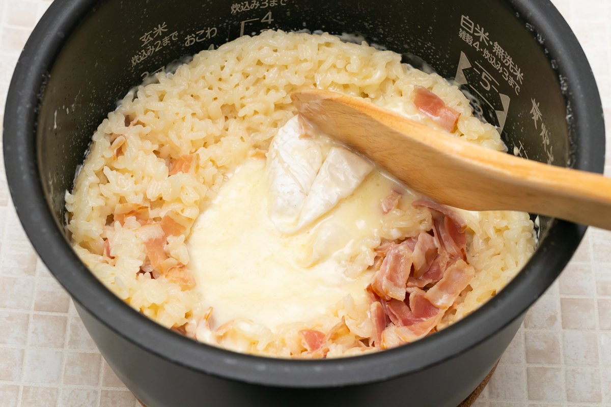 ジョーさん 料理研究家 マジでテーブルから秒で消えた 炊飯器に入れるだけ カマンベールまるごとチーズおじや 米1 5合に1cmに切ったベーコン2枚 顆粒コンソメ小2 しょうゆ小2 牛乳300ml 水0mlを加えカマンベールチーズをのせ早炊き炊飯 牛乳100ml加え