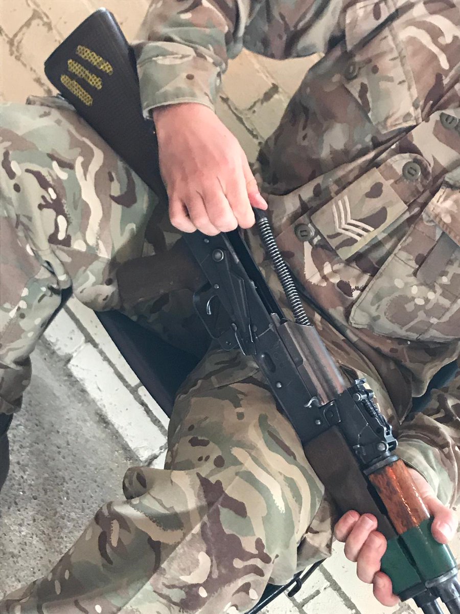 irish_guards's tweet photo. In a multi-national environment such as Iraq, it's important to understand the various weapon systems you may come across.
This ensures you can handle the weapon safely and with confidence.

#irishguards ☘💂
#TheGuards
#FightingMicks https://t.co/XPn5Jv0l2h