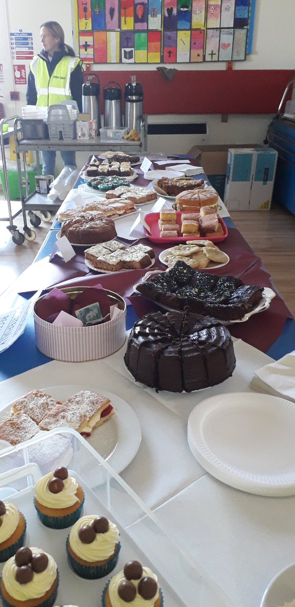 RfrcRunning's tweet photo. Plenty of coffee and fabulous #cake ( thanks @ThurlbearSchool ). The #HerepathHalf is here!
#trailrunning #Somerset https://t.co/VkkevBbLfs
