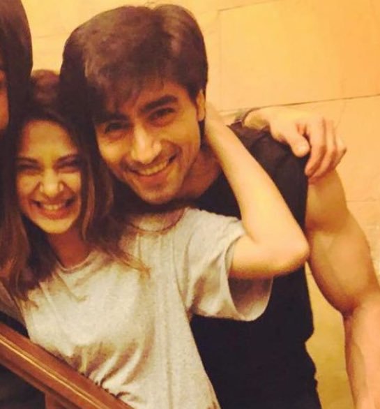 taiha_tarique's tweet photo. My favourite part of being in fandoms has been voting. I not only like voting itself but love more seeing content smile on deserving people’s face, while they receive their votes.
Keep voting! 🙌

📎 | https://t.co/RrXuovk4xd

#HarshadChopda #JenniferWinget
#Bepannaah #AVTA2019 https://t.co/xTXaqPnGmA