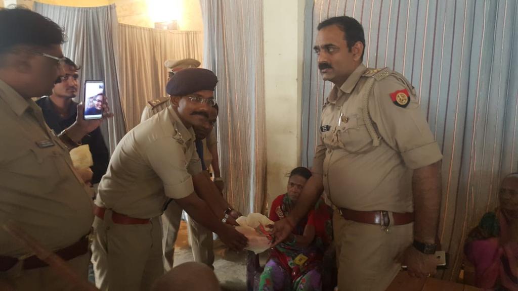 COCITY5's tweet photo. Home away home. One of the most memorable Diwali celebrated with elderly citizen at vridhshram(NGO) at kotwali ps area azamgarh. https://t.co/wsMg88HtBt