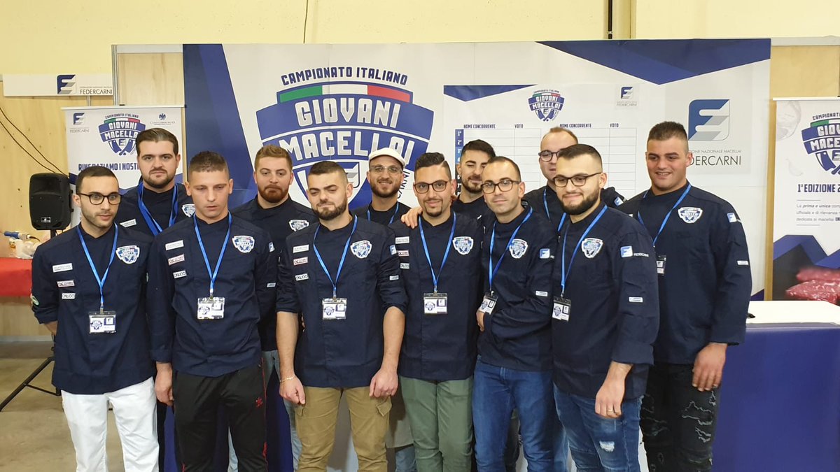 federcarni's tweet photo. ++ Ufficiale ++ : è partito il primo #CampionatoItalianoGiovaniMacellai.
Il primo gruppo di 12 giovani macellai è già al lavoro dopo la foto di rito. Non è uno spettacolo? 🤩💪🥩🔪
#Federcarni #YoungButchers #ItalianButchers #BottegaItaliana #StreetFood #StreetFoodTechnology https://t.co/PH2gYz0L4I