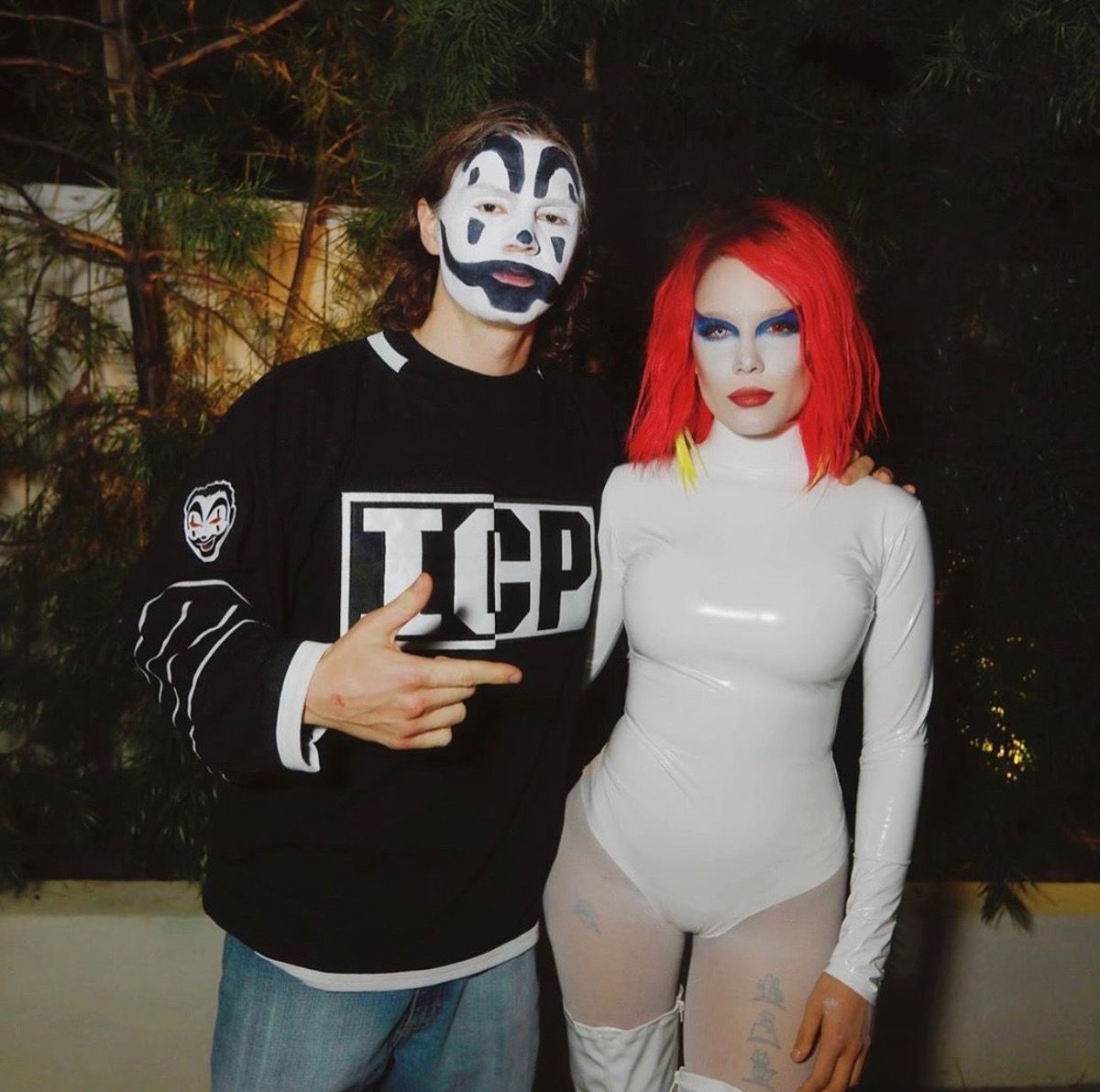 WORLDMUSICAWARD's tweet photo. #Halsey makes red carpet debut with new boyfriend #EvanPeters at #AmericanHorrorStory Halloween Party dressed as #SonnyandCher!💑🎃🔥@Halsey
https://t.co/e6lOUJl5Y1 https://t.co/wHXWbGxhOQ