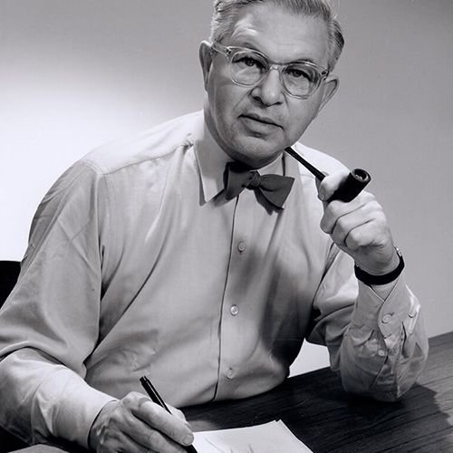 Ses_iluminacion's tweet photo. Arne Jacobsen llevó a cabo la más particular y fructífera interpretación del funcionalismo, aplicándolo a la estética tradicional de su país y creando así un estilo moderno que ha trascendido fronteras, épocas y modas. Su obra para @Louispoulsen en https://t.co/PcvmMwkdAC https://t.co/946cl5c8v6