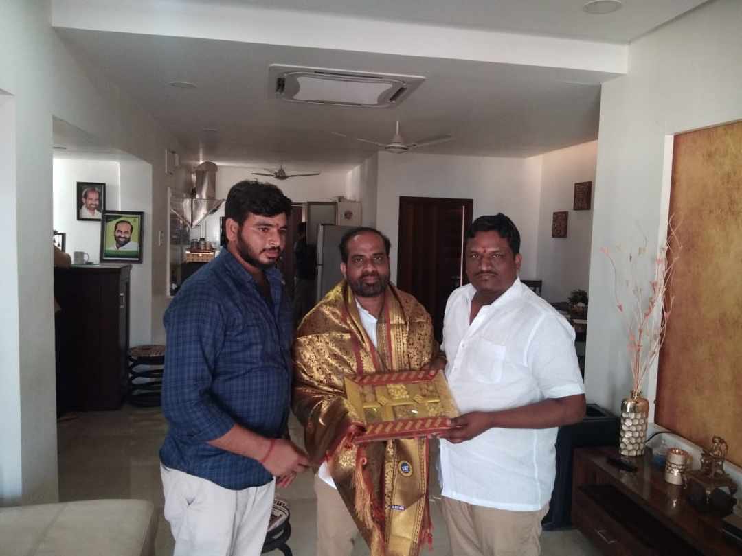 Baithisridhar's tweet photo. BJP National Secretary Satyakumar anna garini kalisi Deepavali Shubhakankshalu Telapadam Jarigindhi https://t.co/6KOSJivube