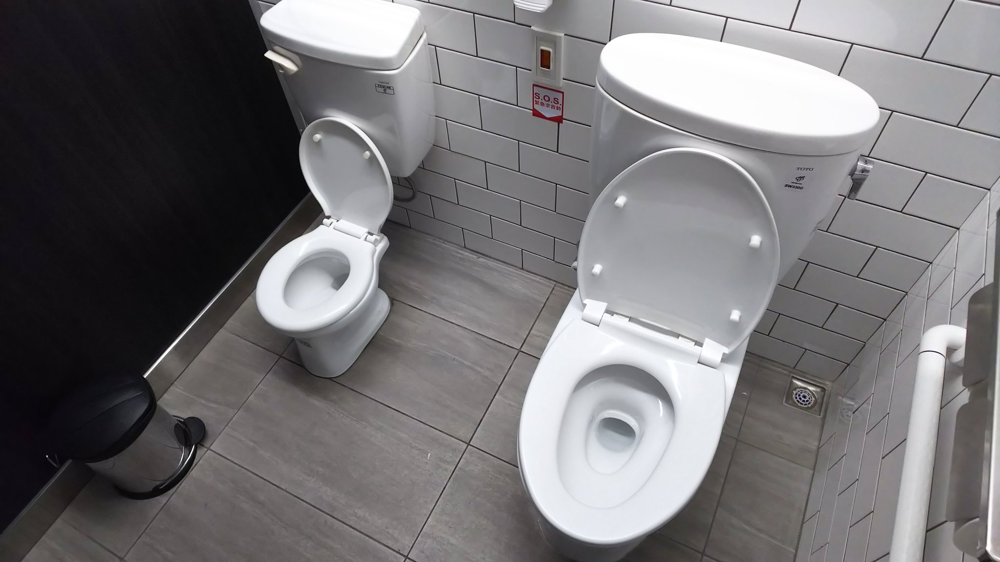 立命館大学トイレ研究会 台湾科学教育館の親子トイレの様子です 大人用はtoto製sw330g 子供用は見たことのないメーカーのものでした T Co 4zs7inipvx Twitter
