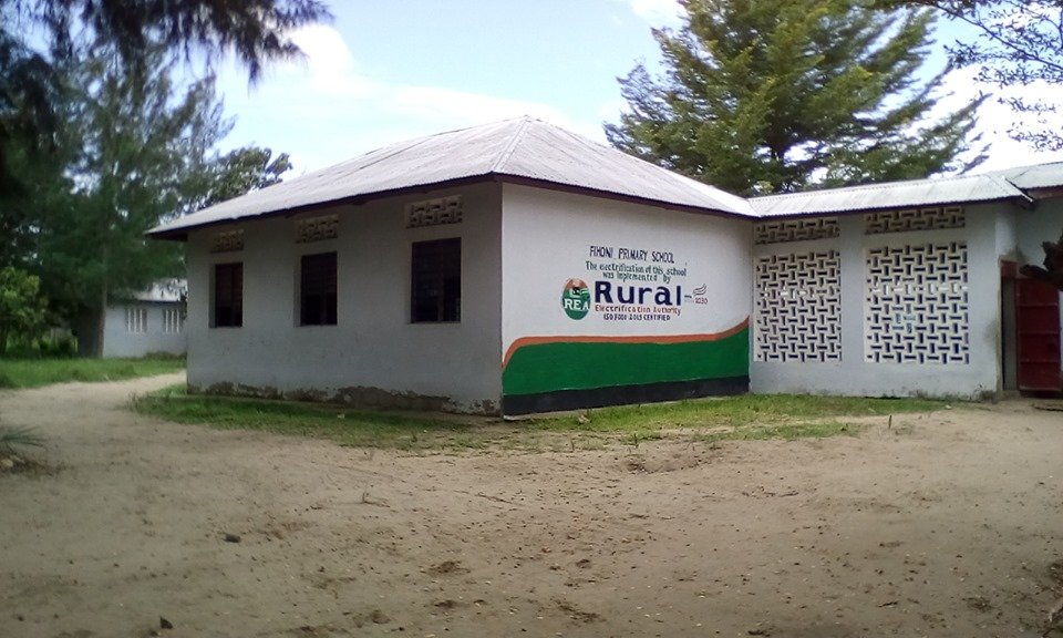 We already have 3 kids on this school, but our sponsor program goes on for this school.
For the children from this neighborhood, who need it the most, we try to find sponsors.
Want to know more? send an email: blackandwhitefriendsforlife@hotmail.com