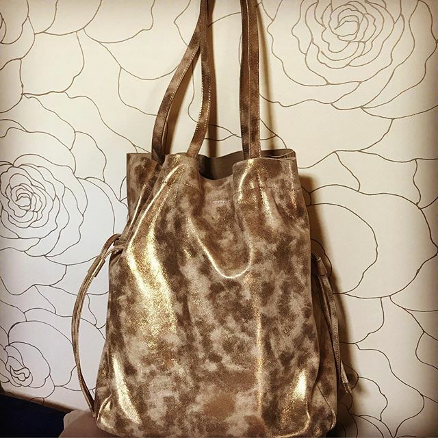 shikiko's tweet photo. 昨日衝動買いしたバッグ #rorol というブランドのもの。薄手の本革で、しっかりしてるけど軽い〜 A4が入るお出かけバッグがやっと人員補充された！ https://t.co/ephmpxDOUK https://t.co/2i4SxtQLQC