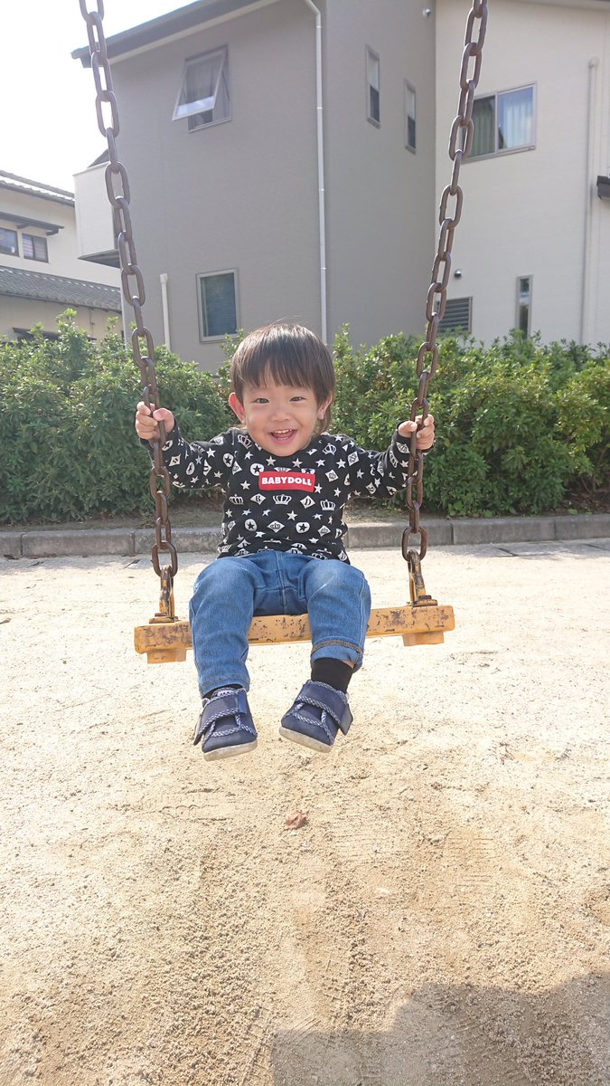 宮尾 優貴 على تويتر 今日は公園に行ってきた ブランコと滑り台を行ったり来たり めちゃくちゃはしゃぎよった笑 てか今日はだいぶ良くなったん やけど虫刺されで4枚目みたいな 顔になる 耳も腫れて猿みたいになっとったし 前の日までなんもなくて 起きたらこんなん