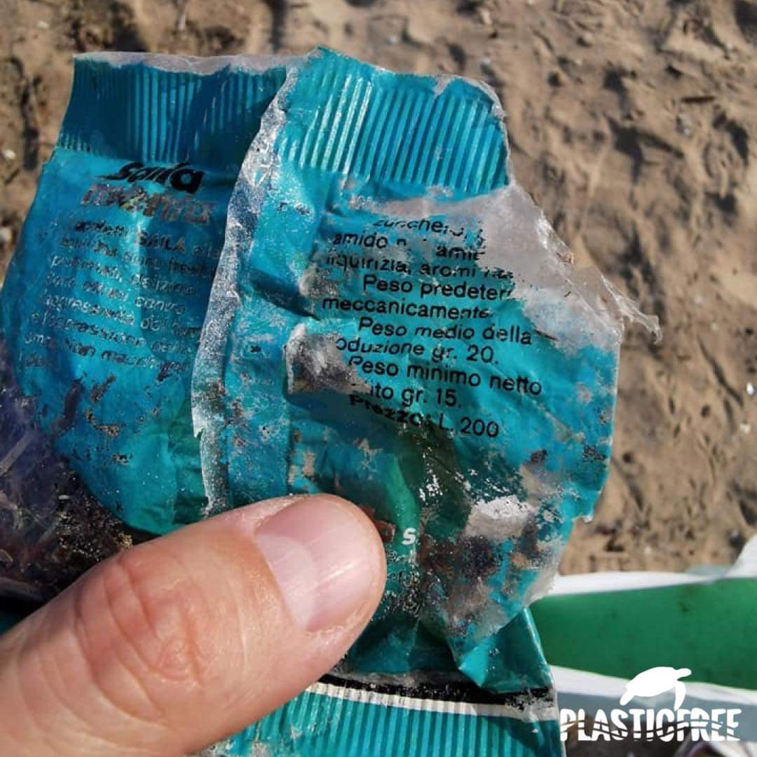 mmysticgohan's tweet photo. "È solo una bustina, per una volta non succede nulla"
 
Caramelle Saila, costo 200 lire, ritrovata nel 2019. Quest' "unica" bustina gettata in spiaggia avrà almeno vent'anni.
Se l'avete fatto, non fatelo mai più. Ora BASTA, abbiate più rispetto e consapevolezza. https://t.co/mL3PcfI69D