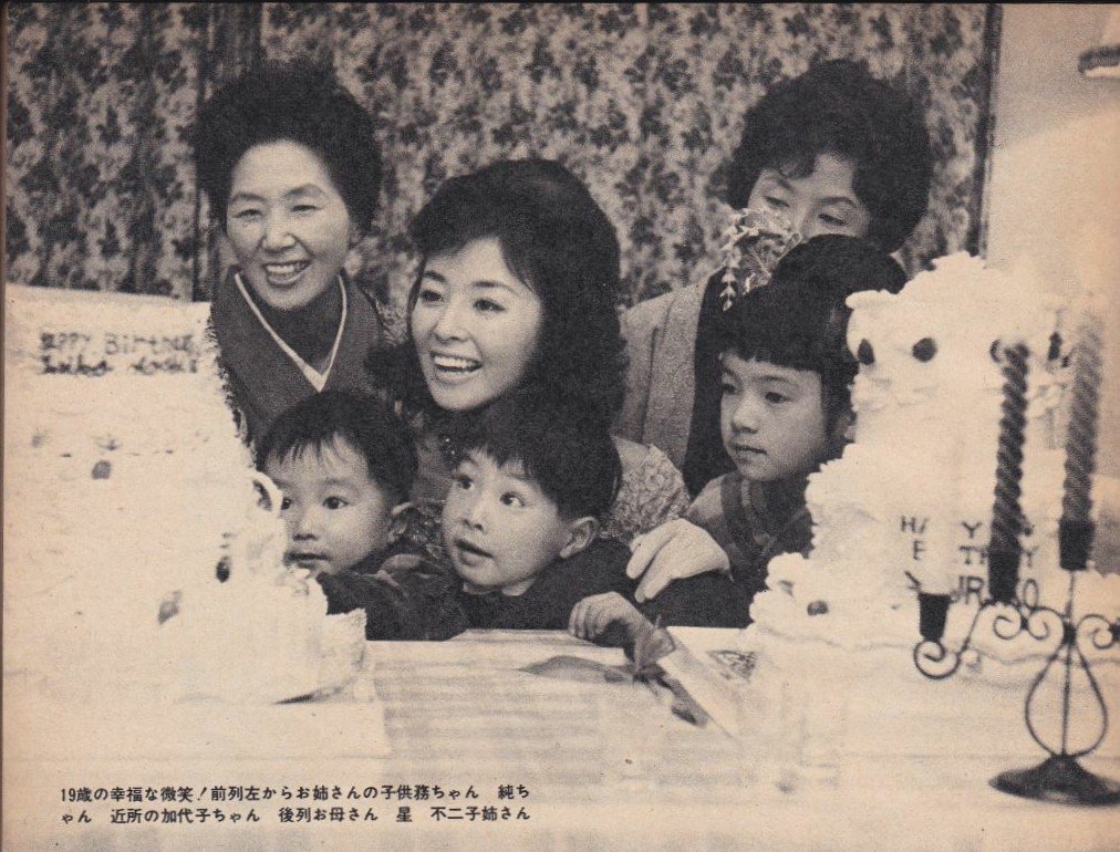 島倉千代菊 בטוויטר 週刊明星 昭和37年12月30日号 12月6日は星由里子 さんの19歳の誕生日 そのお祝いパーティーが8日 上目黒の自宅で賑やかに開かれました 久しぶりに顔を合わせた家族に囲まれ この日ばかりはスター星由里子ではなく 19歳の末っ子として大はしゃぎ 島倉千代菊 בטוויטר 週刊明星 昭和37年12月30日号 12月6日は星由里子 さんの19歳の誕生日 そのお祝いパーティーが8日 上目黒の自宅で賑やかに開かれました 久しぶりに顔を合わせた家族に囲まれ この日ばかりはスター星由里子ではなく 19歳の末っ子として大はしゃぎ