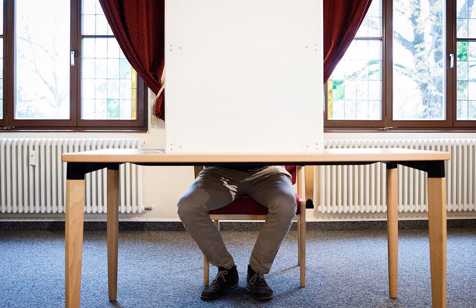 toko's tweet photo. #landtagswahl heute in #thüringen: „für thüringen“ sagte @MikeMohring als er seinen stimmzettel in die urne warf. #ltwth19 https://t.co/PGBi4LpHfn