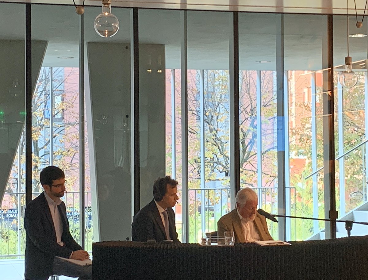 L’antropologo Marc Augé al #MAST di #Bologna parla di mezzi di comunicazione, dei social media e dei non luoghi: “La città dovrebbe essere il luogo dei senza luoghi e non dei non luoghi. La città oggi è il mondo”. #Fotoindustria #anthropocene