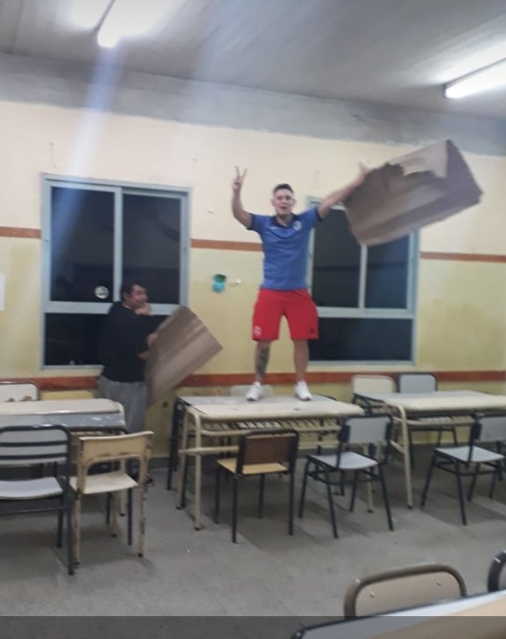 martinezmerce18's tweet photo. #EleccionesArgentina Que pasa 
@gendarmeria @PatoBullrich 
 en las escuelas de #LaMatanza ? No Hay gendarmes. Desde el viernes . 
Escuela 111 de Lafe. 
Escuela 50 de Casanova sin gendarmería. 

Destrozaron urnas https://t.co/qBcbhXGVRW