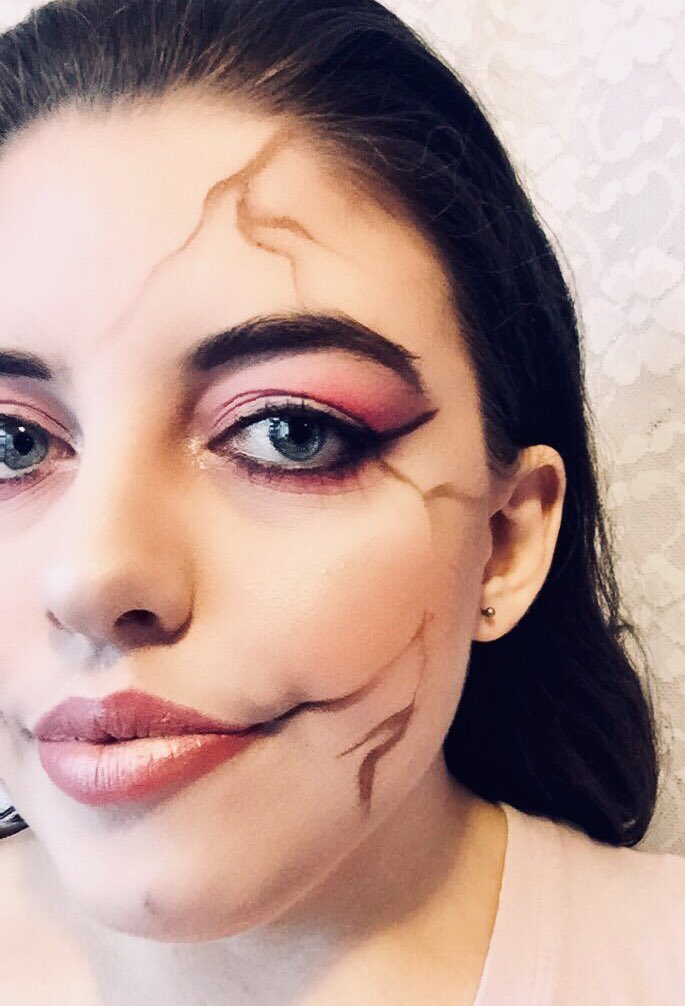 MakeupShula's tweet photo. Halloween doll 

#Halloween #halloweenmakeup #halloween2019 #doll #cracking https://t.co/4eZOtGk7O9