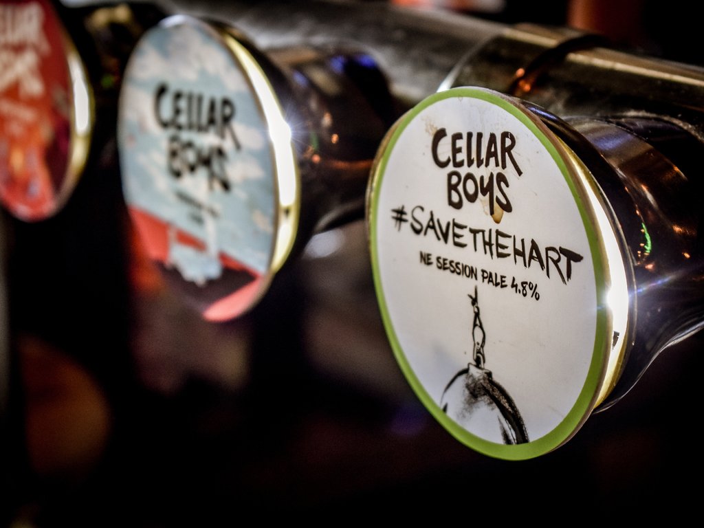 HoxtonHowl's tweet image. It's a @CellarBoys brew type of a Sunday with our rekindled stock of New England style Cellar Boys Session Ale - mellow, hoppy and lip-smackingly gooood. #juicebomb 🍻
#ipaallday #sessionpaleale #beerporn #drinkcraftnotcrap #sundayfunday #lazysunday #mopupsession #hops #BeerPics