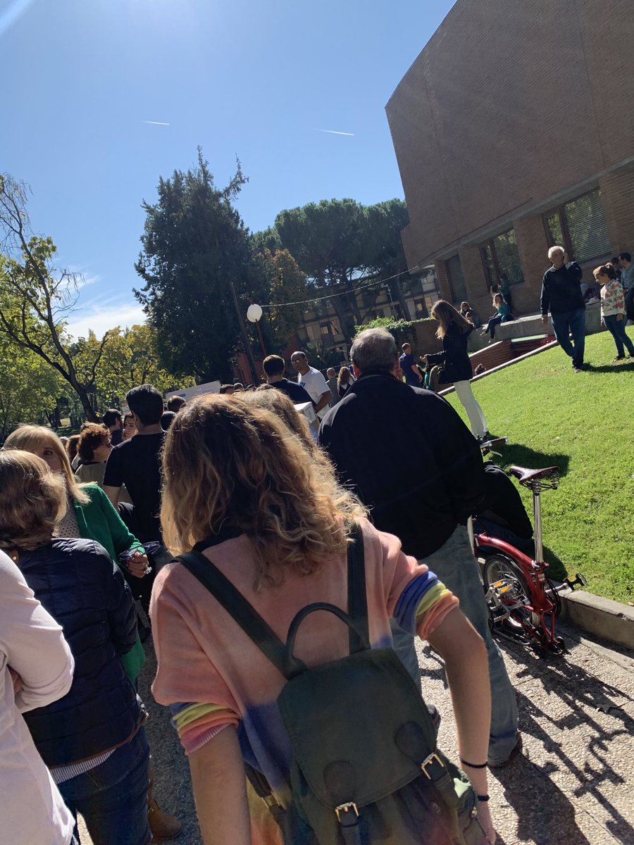SusanaMalcorra's tweet photo. Larga cola de ciudadanos para votar en Madrid. Manteniendo el compromiso con la Argentina desde todo el mundo. Gran día para la Patria! https://t.co/58WqqBI0k8