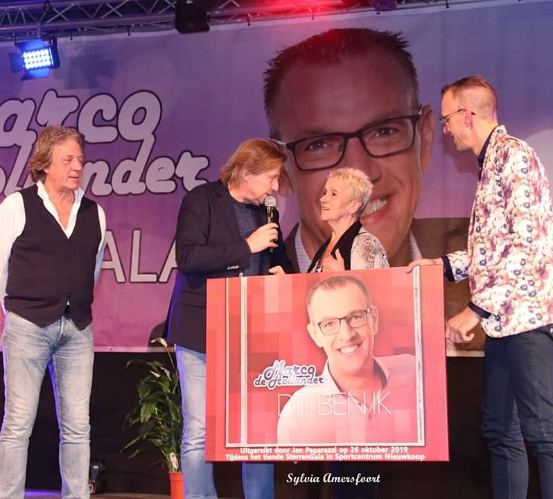 Gisteren is mijn nieuwste album 'Dit Ben Ik'  officieel uitgereikt door Jan Paparazzi!
In het bijzijn van Tom Peters (NRGY MUSIC) en Nel van Olm (PLUGSTER) ontving ik het eerste exemplaar. Vanaf nu overal verkrijgbaar.