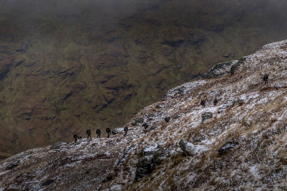 Krijgsmachtadj's tweet photo. De Mountain Warfare Training is in volle gang. Altijd weer uitdagend terrein en klimatologische omstandigheden in de Schotse hooglanden. De voorbereidende bergmarsen zorgen voor de nodige kilometers in de benen voordat met aan de tactische fase kan beginnen. https://t.co/lXGqy0BvwG