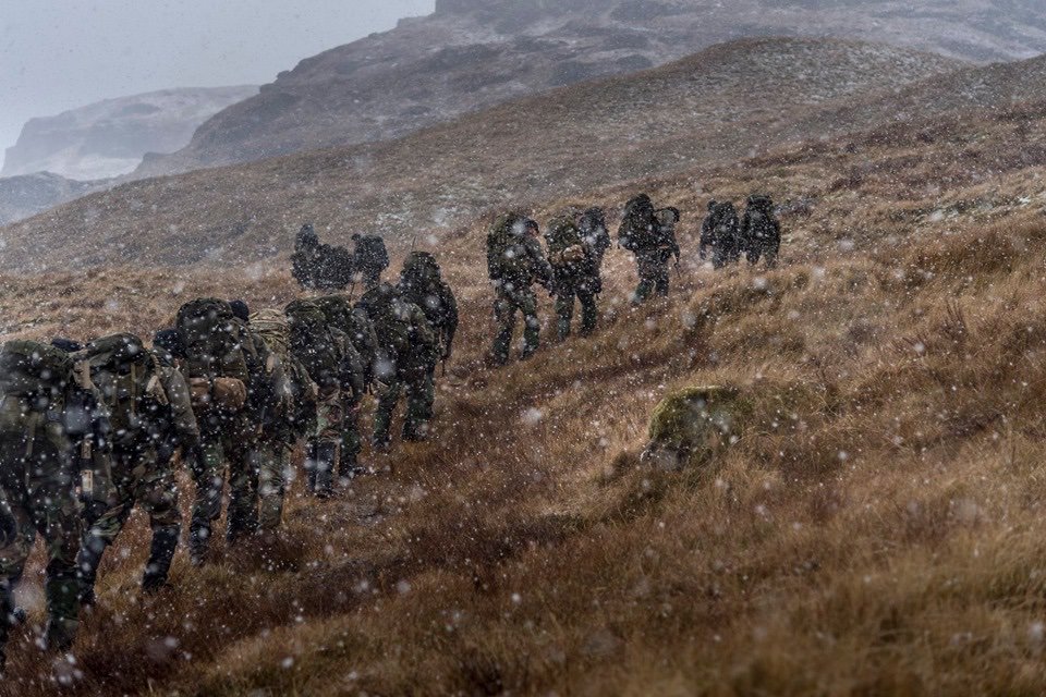 Krijgsmachtadj's tweet photo. De Mountain Warfare Training is in volle gang. Altijd weer uitdagend terrein en klimatologische omstandigheden in de Schotse hooglanden. De voorbereidende bergmarsen zorgen voor de nodige kilometers in de benen voordat met aan de tactische fase kan beginnen. https://t.co/lXGqy0BvwG