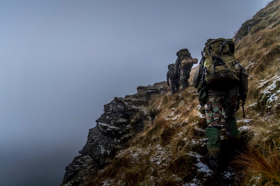 De Mountain Warfare Training is in volle gang. Altijd weer uitdagend terrein en klimatologische omstandigheden in de Schotse hooglanden. De voorbereidende bergmarsen zorgen voor de nodige kilometers in de benen voordat met aan de tactische fase kan beginnen.