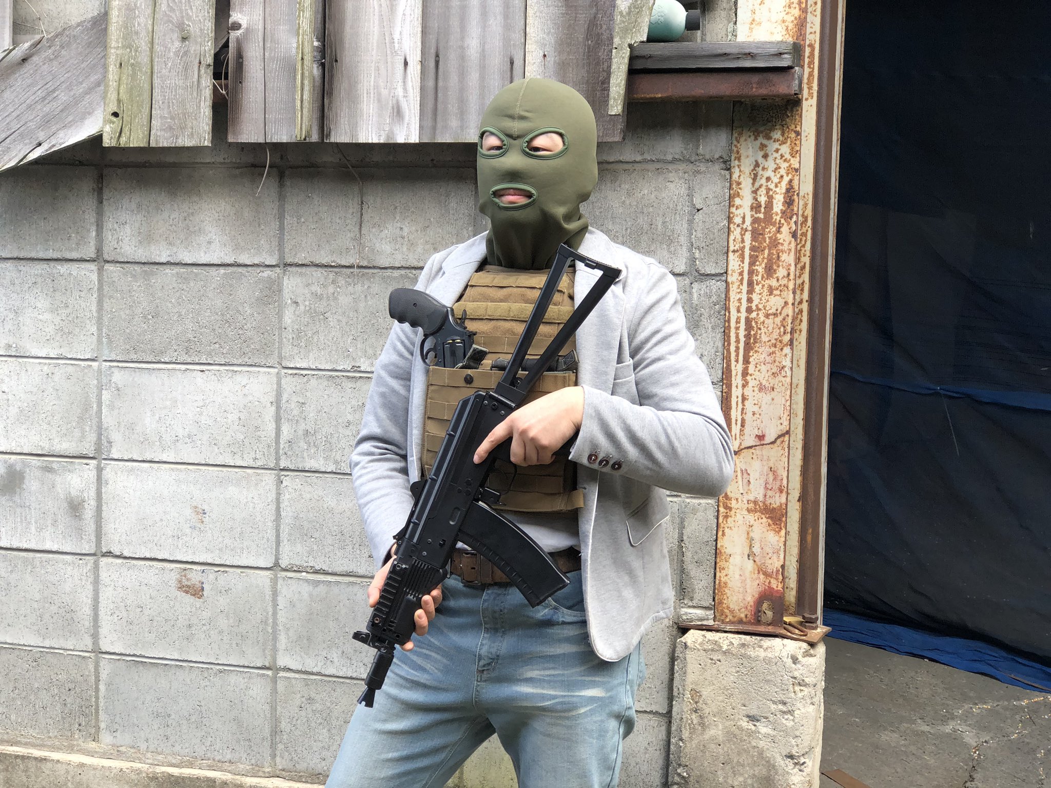 Un Na Twitteru 自動小銃と短銃で武装した覆面男が施設に立て籠もっている模様 射手らの援護下 隊形を組みつつ施設にアプローチしていく岡山市警srtの隊員 事件を無事解決できるだろうか 続かない T Co Hzuqv9w2of Twitter