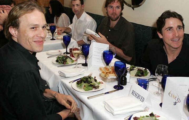 Heathledger08's tweet photo. Heath Ledger and Christian Bale having dinner together in June of 2007 during production of The Dark Knight #HeathLedger #christianbale #Batman #Joker #THEDARKKNIGHT #actor https://t.co/8bPpQTvtKi