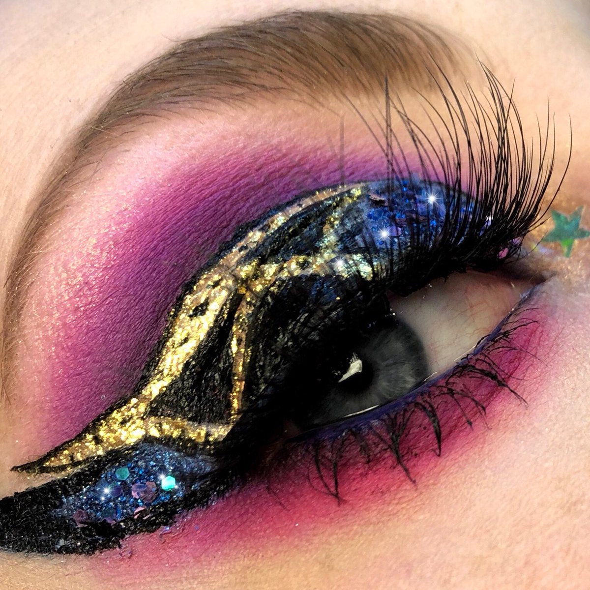 slaywithsparkle's tweet photo. 🔮 @bperfectcosm carnival xl @NyxCosmetics hella fine artistry liner
#slaywithsparkle #halloween #eyeart #doublewing #biodegradableglitter #ecoglitter #makeup #wingedeyeliner #beauty #mue #makeuplover #selftaughtmua #sheffieldblogger https://t.co/yn8egzmRRI