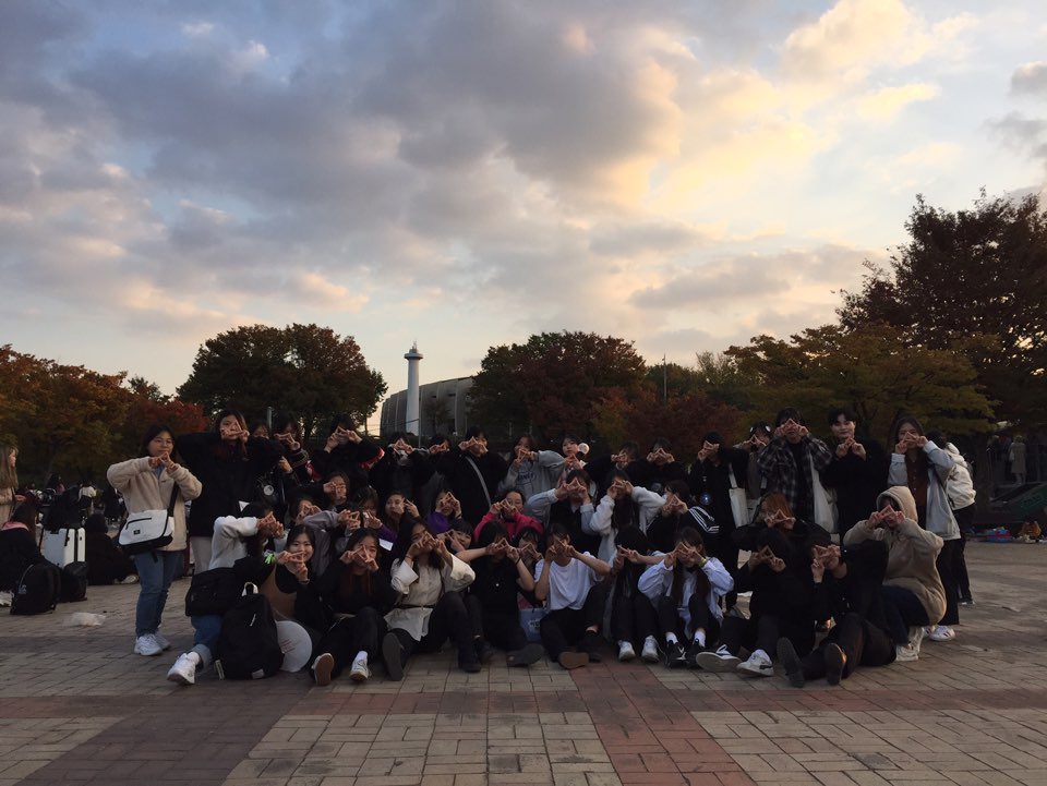 BTScover_Trivia's tweet photo. 오늘 버스킹을 끝으로 저희의 스픽콘 버스킹이 마무리 되었습니다!! 연습했던 것만큼 보여드리지 못한 것 같아 너무 아쉬움과 죄송함이 남네요😢 이틀동안 보러와주신 모든 분들께 감사드리고, 저희는 다음에 더 멋진 모습으로 돌아오도록 하겠습니다 감사합니다!☺️🙏 https://t.co/xEB4sJqwwS