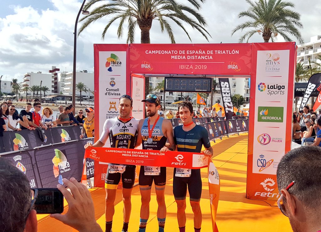 Ya tenemos en meta a las campeonas y campeones de la Ibiza Half Triathlon. En el mejor escenario y con un ambiente espectacular!!! #EivissaEsportiva #CampeonatoEspañaTriatlonMD