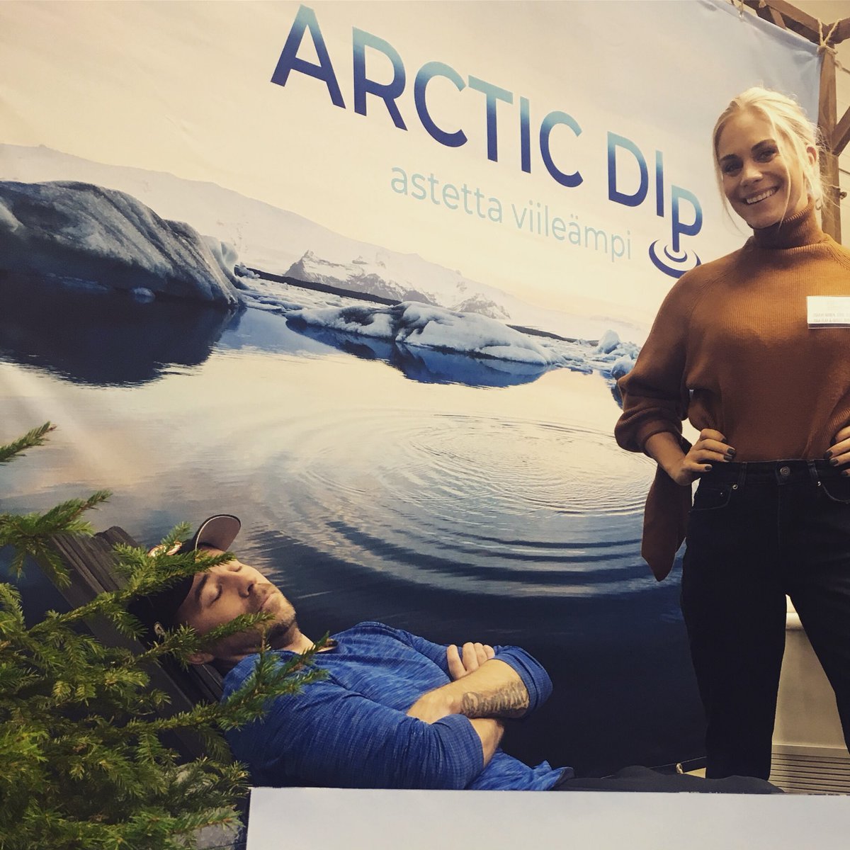 Valavuori's tweet photo. Se on päikkärit ja kauppa, kun kannattaa. @arcticdip allaskauppiaan päiväunien virallisena valvojana Eevi Teittinen. 

#ArcticDip #Kylmäallas https://t.co/KDgFdPN5xk